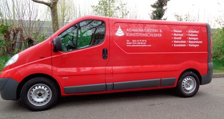 Adam Natur & Kunststeinschleifer in Mannheim, roter Firmenwagen mit weißer Aufschrift